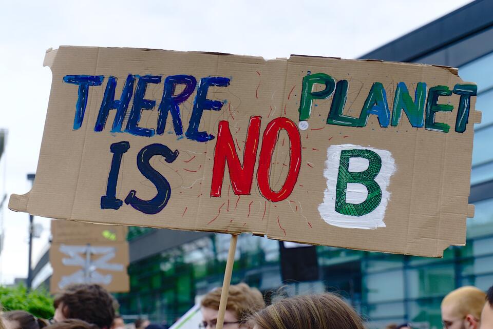 #weltfairändern. Junge Menschen demonstrieren mit einem Plakat auf dem steht: "There is no Planet B"