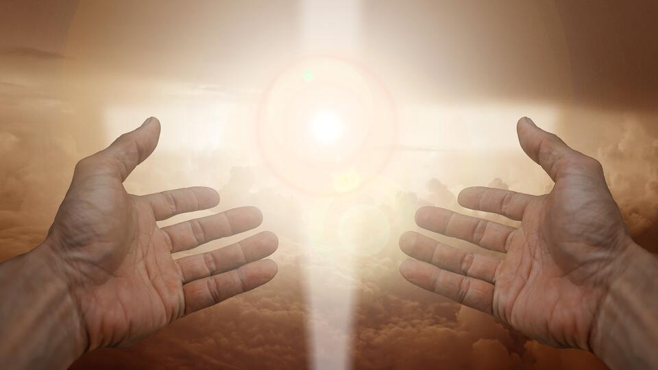 #dnkgtt. Zwei offene Hände strecken sich betend zu ein Licht in Kreuzform.