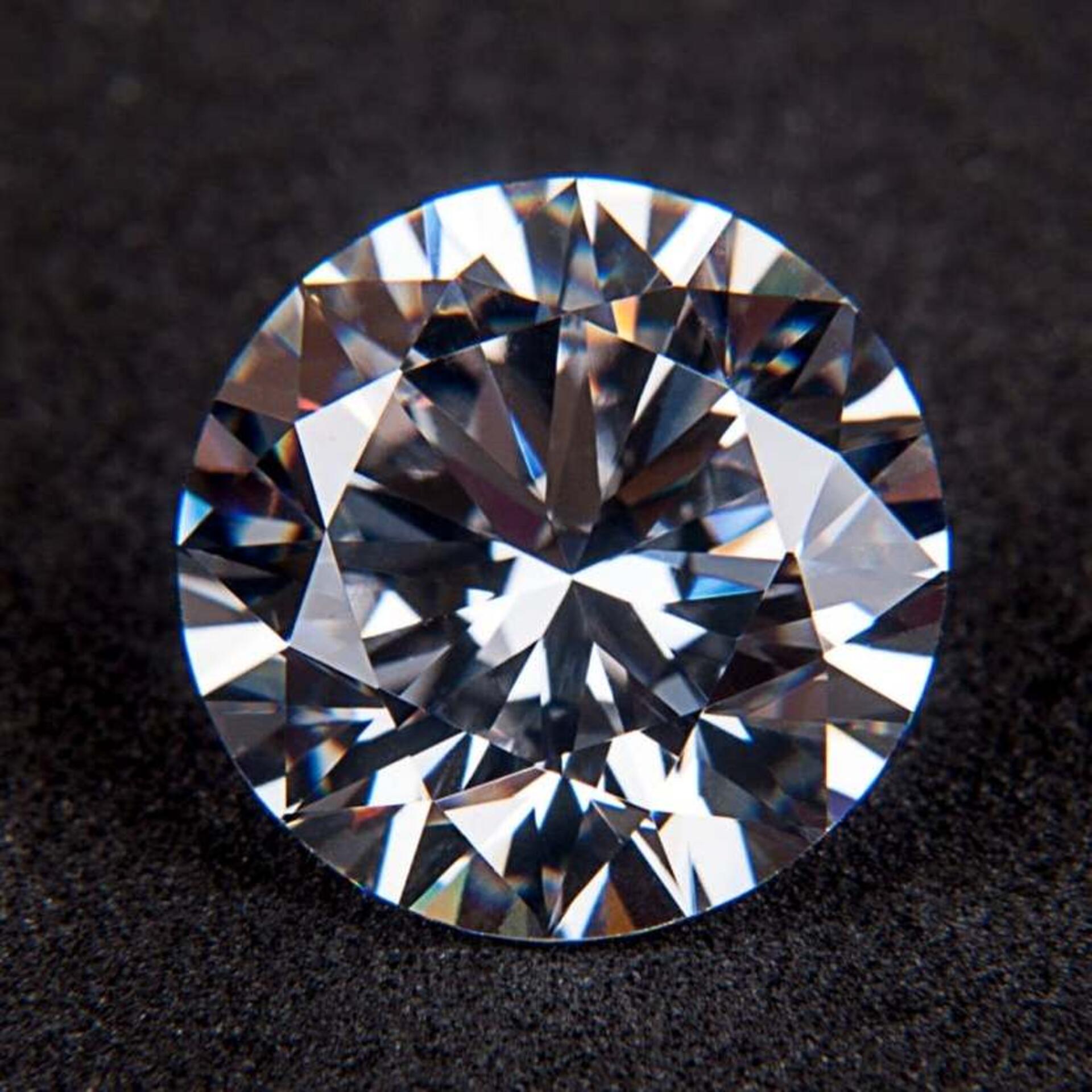 #wertvoll. Das Bild zeigt einen Diamanten in Großaufnahme vor schwearzem Hintergrund.
